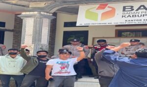 Simbol Politik di Foto Bupati Luwu Utara, Aliansi Anti-KKN Geruduk Bawaslu