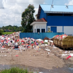 Pemandangan Kumuh di Kantor Dishub Maros: Sampah Tak Diurus, Wibawa Tergerus