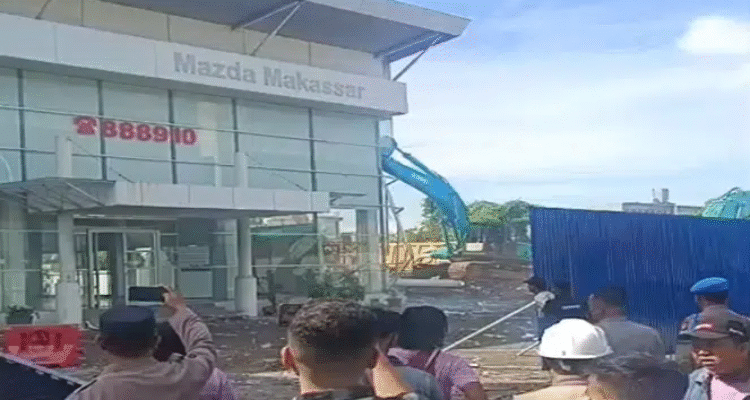 Showroom Mazda Pettarani Makassar di Eksekusi, Begini Suasananya