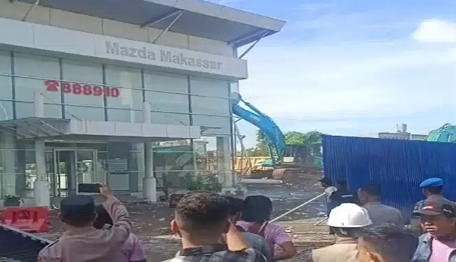 Showroom Mazda Pettarani Makassar di Eksekusi, Begini Suasananya