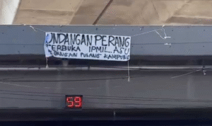 Spanduk Bertuliskan “Perang Terbuka IPMIL ASU” Bikin Geger Pengguna Jalan di Fly Over Makassar