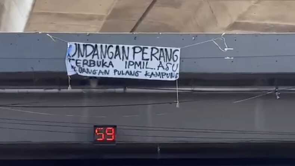 Spanduk Bertuliskan “Perang Terbuka IPMIL ASU” Bikin Geger Pengguna Jalan di Fly Over Makassar