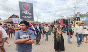 Jalan Seperti Kubangan, Warga Pilih Bertindak, Akses Nasional Diblokir!