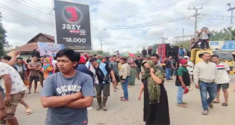 Jalan Seperti Kubangan, Warga Pilih Bertindak, Akses Nasional Diblokir!