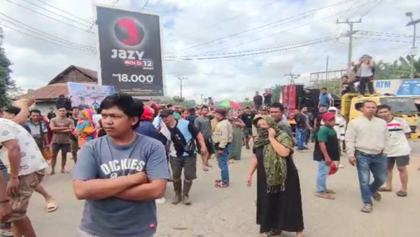Jalan Seperti Kubangan, Warga Pilih Bertindak, Akses Nasional Diblokir!