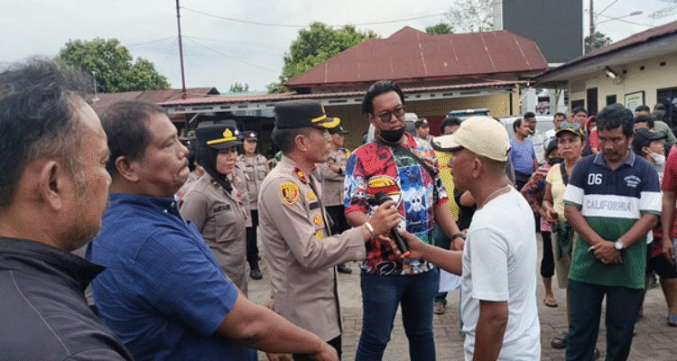 Suasana di depan Mapolsek Pancur Batu, Rabu (13/8/2025), mendadak memanas. Ratusan warga Desa Durin Simbelang, Kecamatan Pancur Batu,