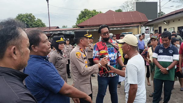 Suasana di depan Mapolsek Pancur Batu, Rabu (13/8/2025), mendadak memanas. Ratusan warga Desa Durin Simbelang, Kecamatan Pancur Batu,