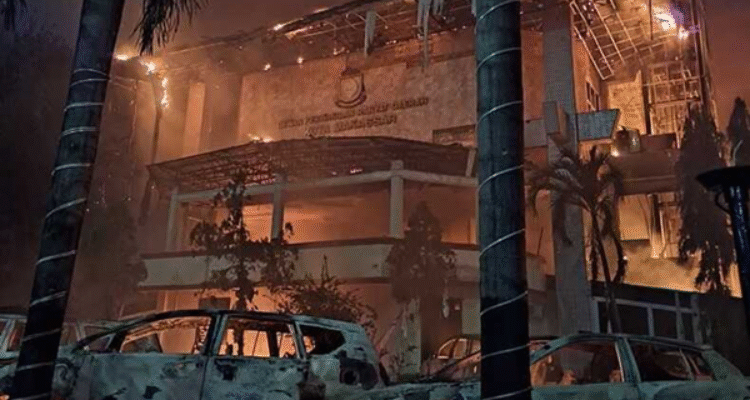 Makassar Memanas: Massa Anarkis Bakar Kantor DPRD, 3 Korban Jiwa Tewas Terjebak