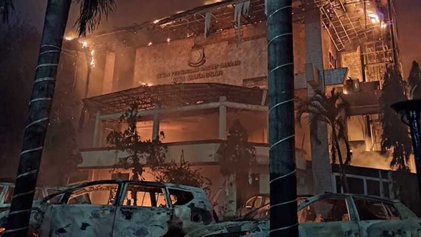 Makassar Memanas: Massa Anarkis Bakar Kantor DPRD, 3 Korban Jiwa Tewas Terjebak