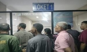 Warga yang berdesak desakan di loket pembayaran Birokrasi Setebal Beton, Warga Kecam Layanan Samsat Makassar 1 yang Lambat dan Sombong