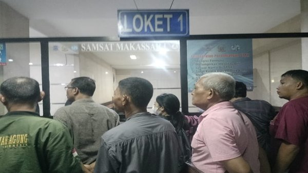 Warga yang berdesak desakan di loket pembayaran Birokrasi Setebal Beton, Warga Kecam Layanan Samsat Makassar 1 yang Lambat dan Sombong