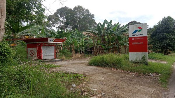 pengecer ilegal di pinggir jalan bebas menjualnya Program Pertashop Mandek, UMKM Tercekik Utang: “Kami Dijadikan Kelinci Percobaan!”