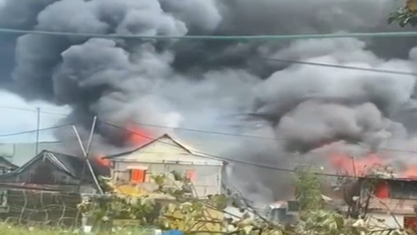 Dua Rumah terbakar akibat perang kelompok Pekuburan Beroanging Bergejolak, Panah Melayang, Rumah Hangus Dilalap Api