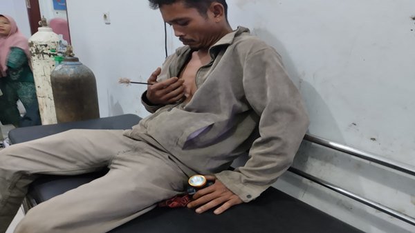 Salah satu Warga yang tertancap Panah Kendaraan Dirusak, Warga Dipanah, Chaos Pecah di Area PT Barapala