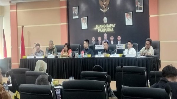Rapat Dengar Pendapat (RDP) yang digelar di Ruang Rapat Lantai 2 Kantor DPRD Sulsel RDP Panas Berujung Kesepakatan, Yon TP 872 Direkomendasikan Pindah Lokasi