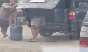 Kejam! Rakyat Antri, Mafia Jeriken Diduga Dilayani SPBU 7490882