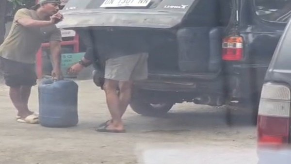 Jerigen saat di angkat ke mobil Kejam! Rakyat Antri, Mafia Jeriken Diduga Dilayani SPBU 7490882