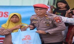 Rayakan HUT, Sat Reskrim Maros Borong Sembako dan Serbu Warga Kurang Mampu