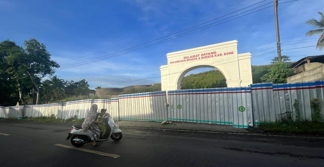 Proyek Bola Soba yang diduga mangkrak Bola Soba Bone, Proyek Raksasa, Prestasi Mini, Pengawasan Mati