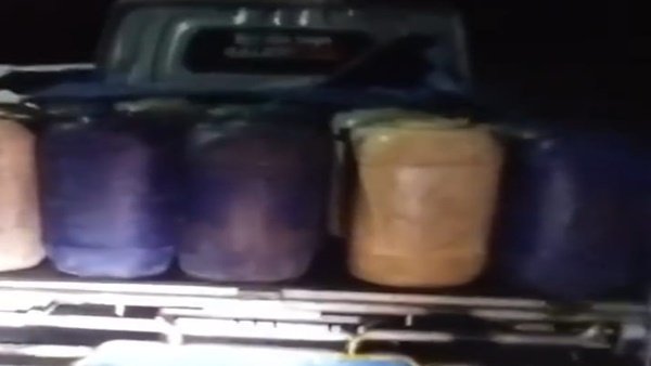 Jerigen yang di angkut Mobil Pick up di Spbu 74-924-05 Jatia Diduga Jadi Sarang Penimbunan Pertalite, SPBU di Tompobulu Digerebek Warga