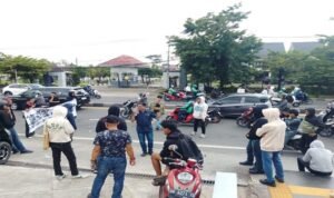 Aksi unjuk rasa Ampera di depan Kantor Kanwil Dirjenpas sulsel AMPERA Kepung Kanwil Ditjenpas, Ultimatum 3×24 Jam soal Video Napi