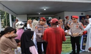 Bhayangkari dan Satresnarkoba Polres Takalar Kompak Gelar Bagi Takjil
