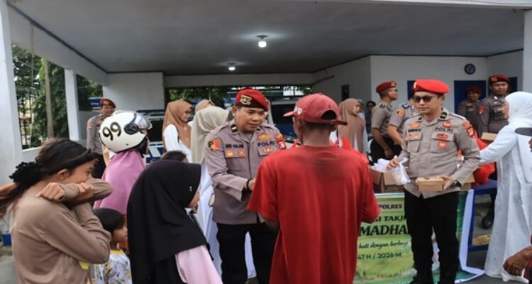 Bhayangkari dan Satresnarkoba Polres Takalar Kompak Gelar Bagi Takjil