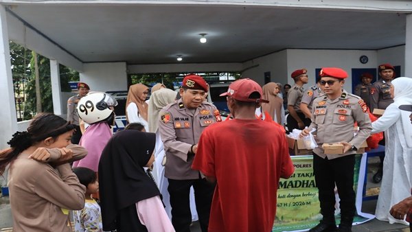 Bhayangkari dan Satresnarkoba Polres Takalar Kompak Gelar Bagi Takjil