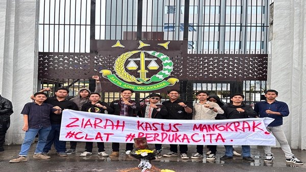 Puluhan massa Celebes Law and Transparency (CLAT) menggeruduk Kejaksaan Tinggi Sulawesi Selatan (Kejati Sulsel) Mandeknya Kasus Tipikor Jadi Alarm Keras bagi Kejati Sulsel