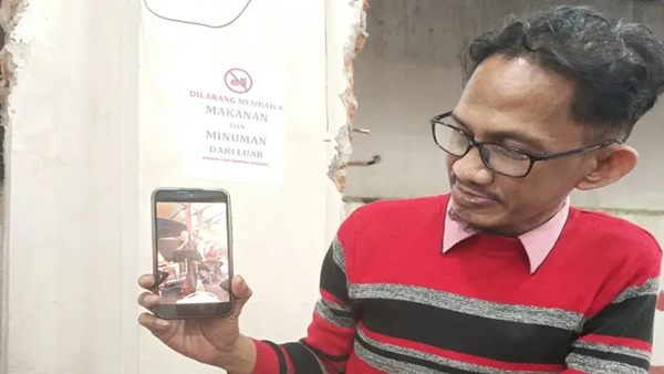 Kuasa hukum media online BomWaktu.com, Arryawangsyah, menunjukkan rekaman video yang menjadi dasar pemberitaan mengenai dugaan sejumlah anggota DPRD bernyanyi dan berjoget di sebuah kafe. Panas! DPRD Gowa Somasi Media, Kuasa Hukum Sebut Bukti dan Sumber Sudah Kuat