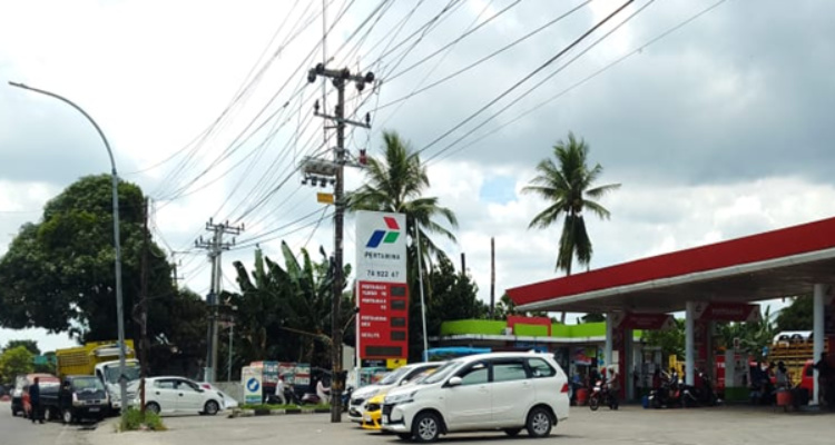 Antrean Tak Wajar di SPBU, Pengawasan Distribusi BBM Dipertanyakan