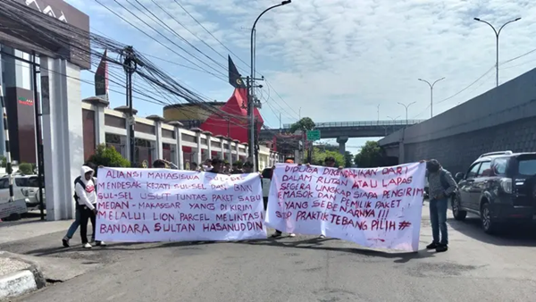 Aliansi Mahasiswa Sulawesi Selatan (AMS) saat menggelar aksi unjuk rasa secara tegas menuntut Kejati Sulsel dan BNNP Sulsel mengusut tuntas kasus pengiriman paket sabu lintas provinsi melalui Lion Parcel yang melewati Bandara Sultan Hasanuddin. Peradilan Dipertanyakan, Kurir Diburu Hukuman, Aktor Utama Kasus 387 Belum Duduk di Kursi Terdakwa