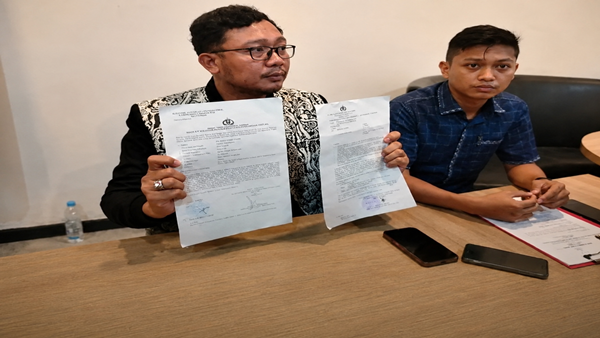kuasa hukum pelapor, Wawan Nur Rewa saat konferensi Pers Kuasa Hukum Desak Transparansi Polisi dalam Kasus Dugaan Aborsi Gowa