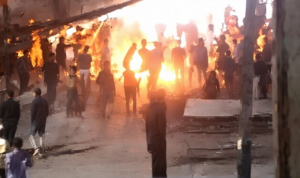 Aksi Geng Motor Picu Bentrok dengan Warga, Motor Trail Hangus Dibakar