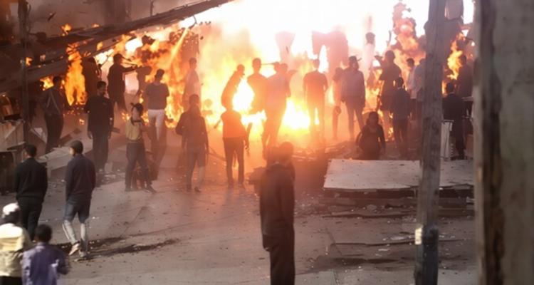 Aksi Geng Motor Picu Bentrok dengan Warga, Motor Trail Hangus Dibakar