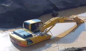 Excavator sedang mengeruk atau memindahkan material dari dasar genangan Milik H Ruppa Kerusakan Lingkungan Mengintai, PRI Minta Aparat Periksa Tambang Galian C Gowa