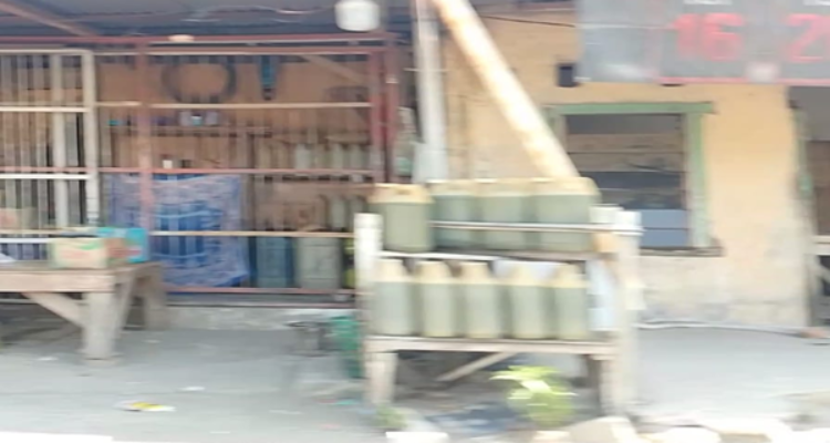 BBM Warga Seret, Pengecer di Sekitar SPBU Tepo Justru Ramai