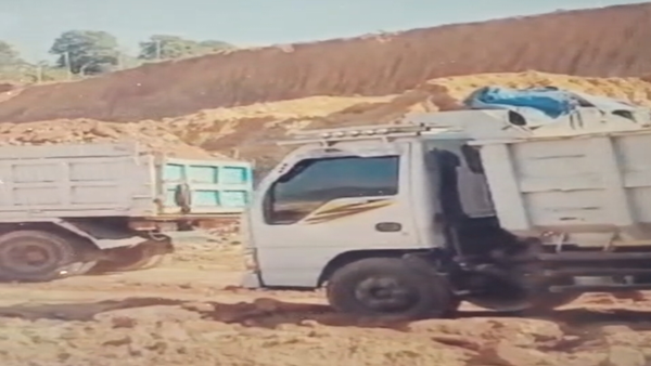 Mobil dump Truck pengangkut Material Tambang di Jalur Dua Panaikang Tambang Diduga Tanpa Izin di Jalur Dua, Legalitas H. Nuntung Dipertanyakan