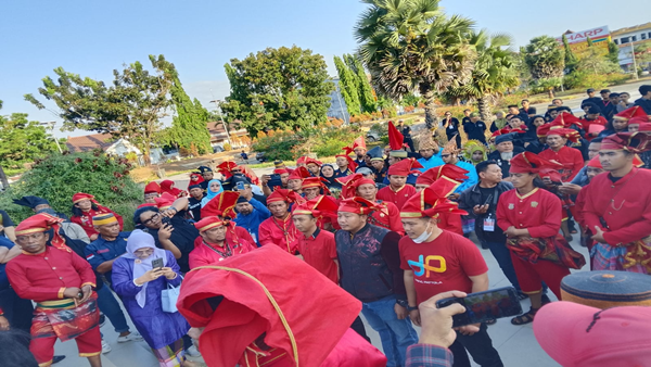 Apel Gelar Pasukan Kesultanan Gowa digelar di Museum Balla Lompoa, Sungguminasa, Kabupaten Gowa, Sabtu (1/8/2026). Kegiatan tersebut menjadi bagian dari konsolidasi menjelang aksi penyampaian tuntutan pencabutan Perda Nomor 5 Tahun 2016 tentang Lembaga Adat Daerah (LAD) kepada DPRD Gowa pada 5–6 Agustus 2026. (Foto: Ist) Ribuan Pasukan Disiapkan, Tuntutan Kesultanan Gowa Mengarah ke DPRD