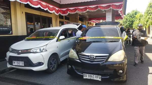 Dua mobil Toyota Avanza yang diamankan Polres Parepare setelah diduga digunakan untuk mengisi BBM bersubsidi jenis Pertalite secara berulang di SPBU Ujung Bulu dan SPBU Patung Pemuda, Kota Parepare. 2 Pelangsir Kena Jerat Hukum, Operator SPBU Belum Dibidik, Polres Parepare Tebang Pilih?