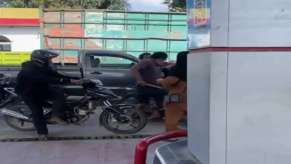 Warga Panik! Dua Pria Baku Hantam di SPBU Labuaja, Satu Diduga Pegang Badik