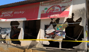 Teror Tengah Malam di Laikang! Rumah Dilempari Batu, Mobil dan Kios Warga Porak-poranda