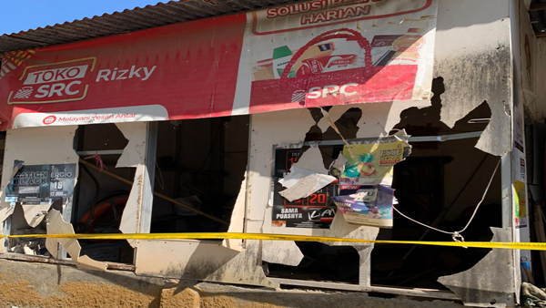 Rumah Warga Laikang yang di Rusak Teror Tengah Malam di Laikang! Rumah Dilempari Batu, Mobil dan Kios Warga Porak-poranda
