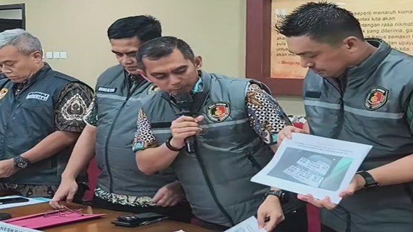 Penyidik Polda Sulsel menunjukkan barang bukti dalam gelar perkara kasus dugaan korupsi dan TPPU yang menjerat Bupati Gowa di Mabes Polri, Jumat (25/9/2026). (Tangkapan layar TikTok Kortastipidkor Polri) Bupati Gowa Jadi Tersangka, Ada Dugaan Rumah Diskon 70 Persen dalam Kasus PBG