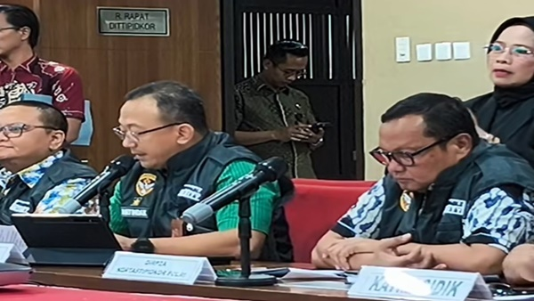 Konferensi pers Kortastipidkor Polri terkait penetapan Bupati Gowa Sitti Husniah Talenrang sebagai tersangka dalam kasus dugaan korupsi PBG dan perizinan lainnya di Mabes Polri, Jumat (25/9/2026). (Tangkapan layar TikTok Kortastipidkor Polri) Kasus Korupsi PBG, Bupati Gowa Husniah Jadi Tersangka