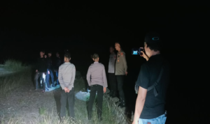 Malam-Malam Bertahan di TKP, Pimpinan Polres dan Brimob Pastikan Pantai Seta Seta Aman
