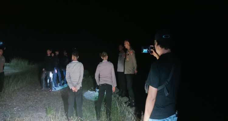 Malam-Malam Bertahan di TKP, Pimpinan Polres dan Brimob Pastikan Pantai Seta Seta Aman