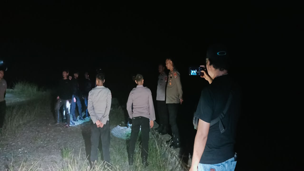 Malam-Malam Bertahan di TKP, Pimpinan Polres dan Brimob Pastikan Pantai Seta Seta Aman